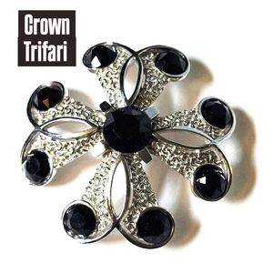 Vintage Crown Trifari large Silver floral shape brooch faceted black glass